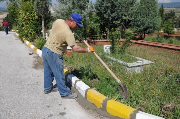 Mezarlıkta Temizlik Çalışmaları 3