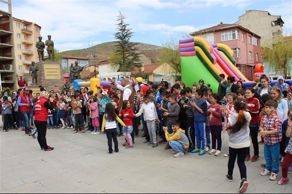 23 Nisan Çocuk Festivali 4. gün şişme oyun gurupları 1