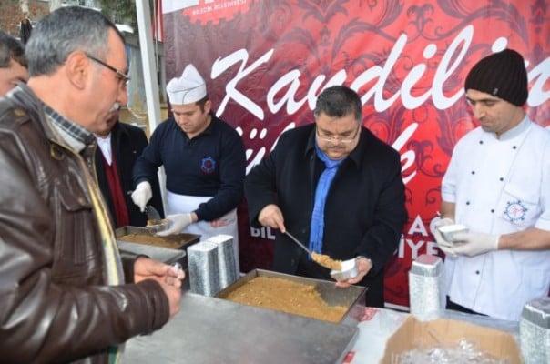 bilecik-belediyesinden-mevlid-kandili-gunu-dolayisiyla-helva-ikrami-IHA-20150102AW287291-2-t