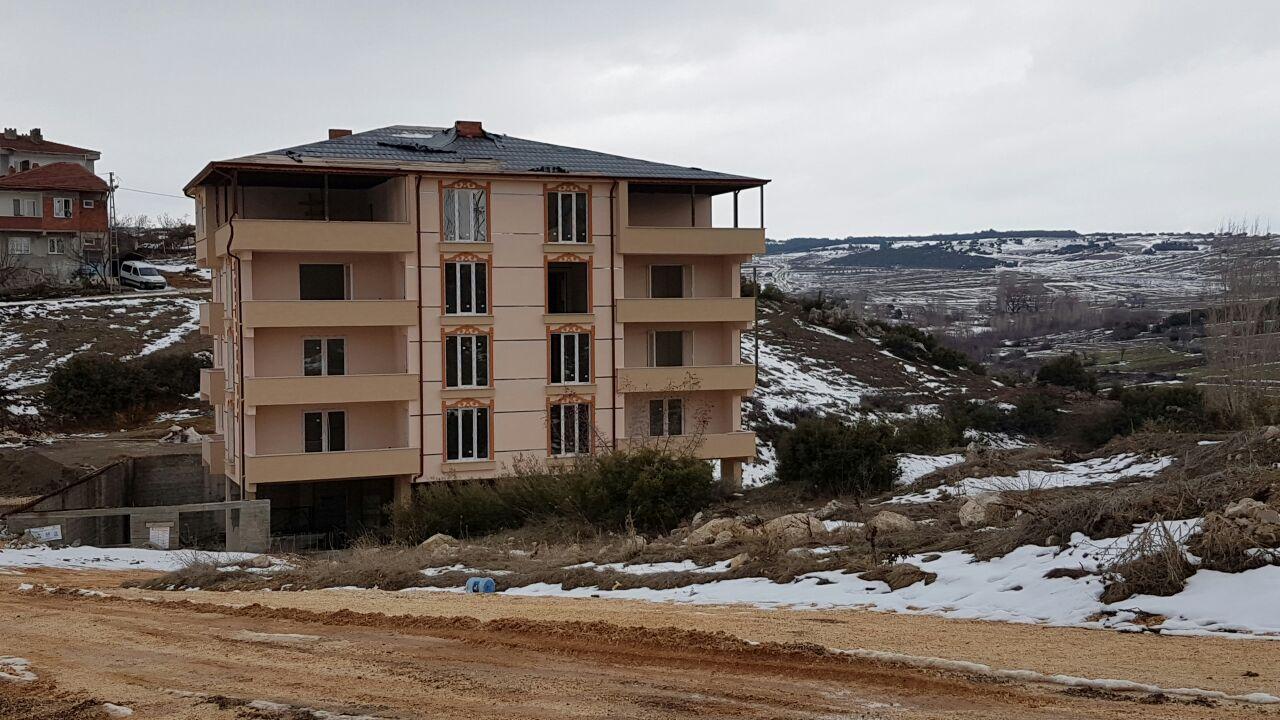 Bilecik'te 5 katlı binanın çatısından düşen müteahhit ağır yaralandı (1)