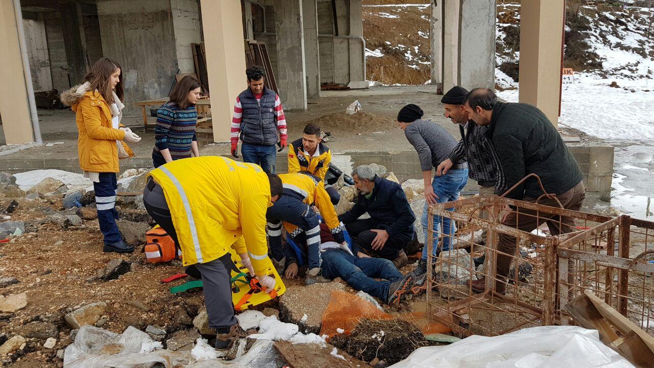 Bilecik'te 5 katlı binanın çatısından düşen müteahhit ağır yaralandı (2)