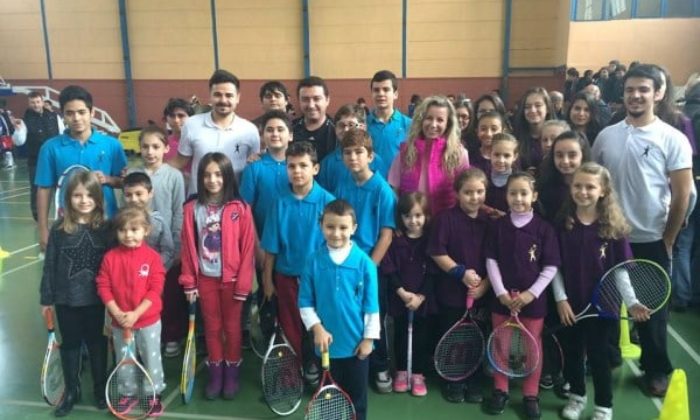 MİNİK SPORCULARA SPOR MALZEMELERİ TÖRENLE TESLİM EDİLDİ