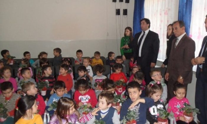 ANAOKULU ÖĞRENCİLERİNE SAKSIDA ÇİLEK FİDESİ DAĞITILDI