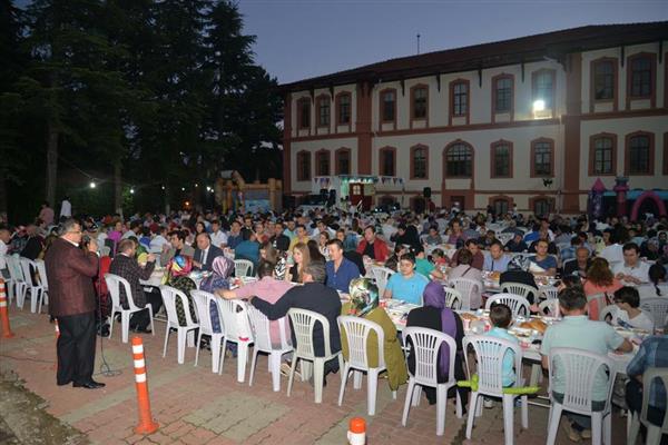 Bilecik Belediyesi çalışanları iftar yemeğinde bir araya geldi (11)
