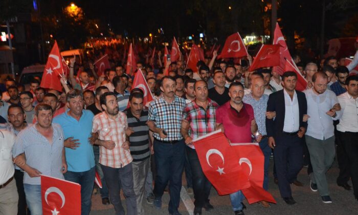 Bilecik’te vatandaşlar sabaha kadar adeta vatan savunması yaptı