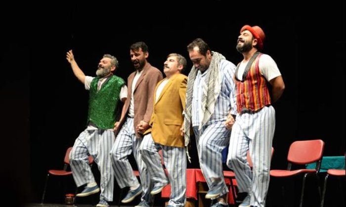 ”PİJAMALI ADAMLAR” ADLI OYUN SAHNE ALDI