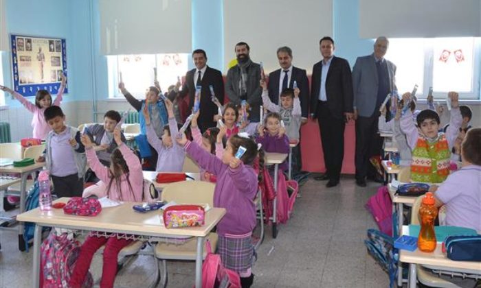 ÇOCUKLARA DİŞ MACUNU VE DİŞ FIRÇASI