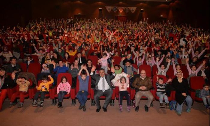 SAVAŞIN ÇOCUKLARI BİLECİK’TEKİ TİYATRO OYUNU İLE GÜLDÜ