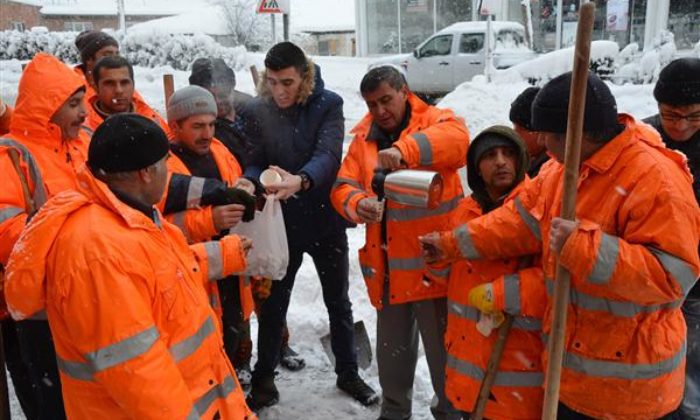 KARLA MÜCADELE EKİPLERİNE SICAK ÇAY İKRAMI