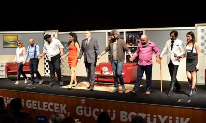 BOZÜYÜK BELEDİYESİ TİYATRO GÜNLERİ “HERŞEY YOLUNDA” ADLI OYUN İLE SONA ERDİ