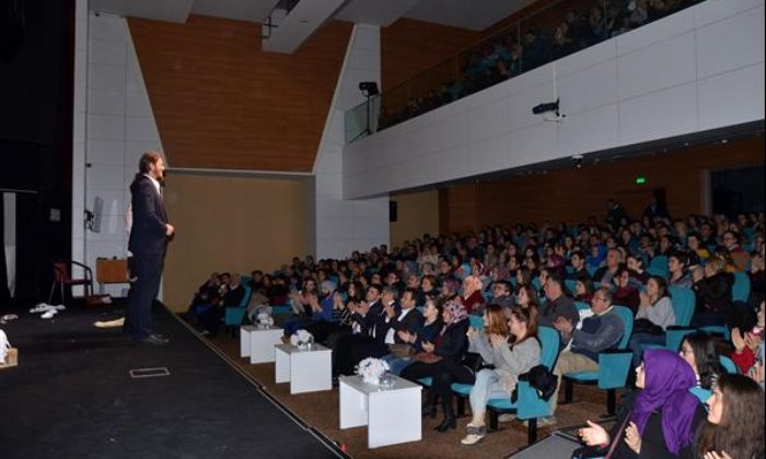 KOSOVA KISA DEVRE TİYATRO TOPLULUĞU’NA YOĞUN İLGİ