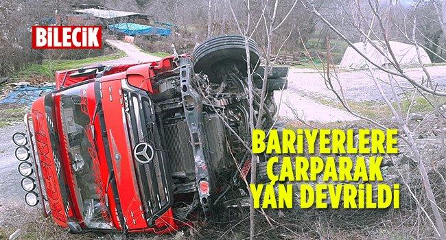 bilecikte kamyon bariyerlere carparak yan devrildi