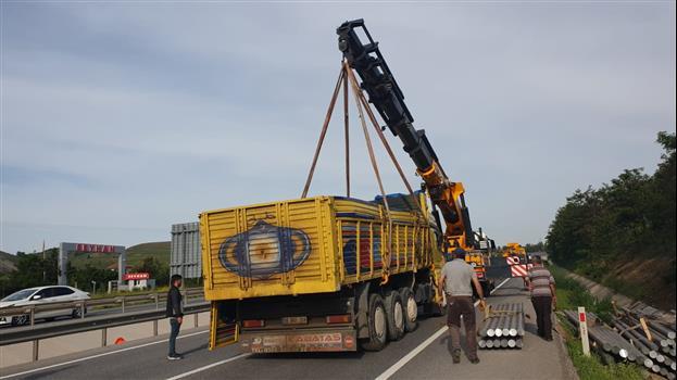 Bilecik'te Malzeme Yüklü Tır Devrildi