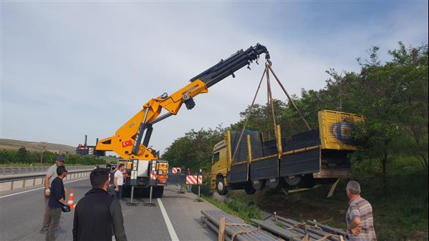 Bilecik'te Malzeme Yüklü Tır Devrildi