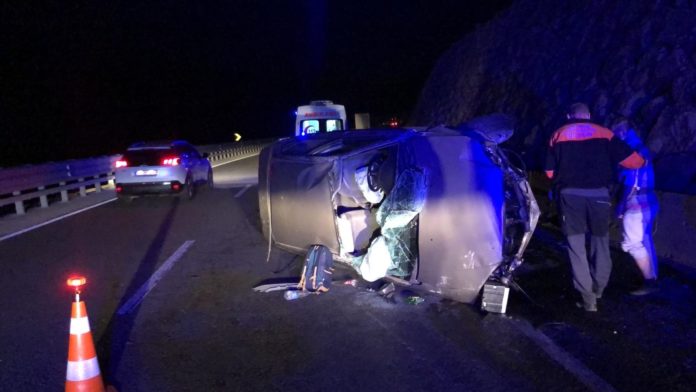 Bilecik otomobil bariyerlere çarptı 5 yaralı Bilecik otomobil bariyerlere çarptı 5 yaralı