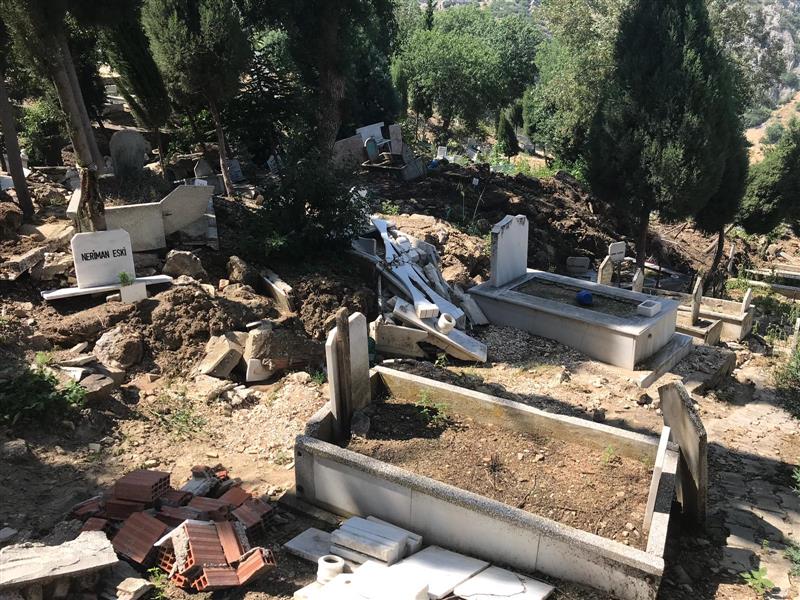 Bilecik Şehir Mezarlığı Büyük Zarar Gördü 4