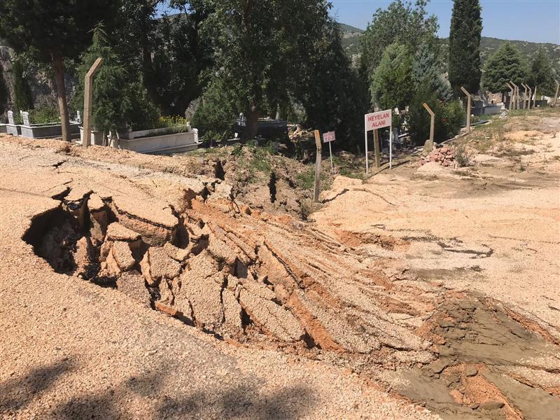 Bilecik Şehir Mezarlığı Büyük Zarar Gördü 8