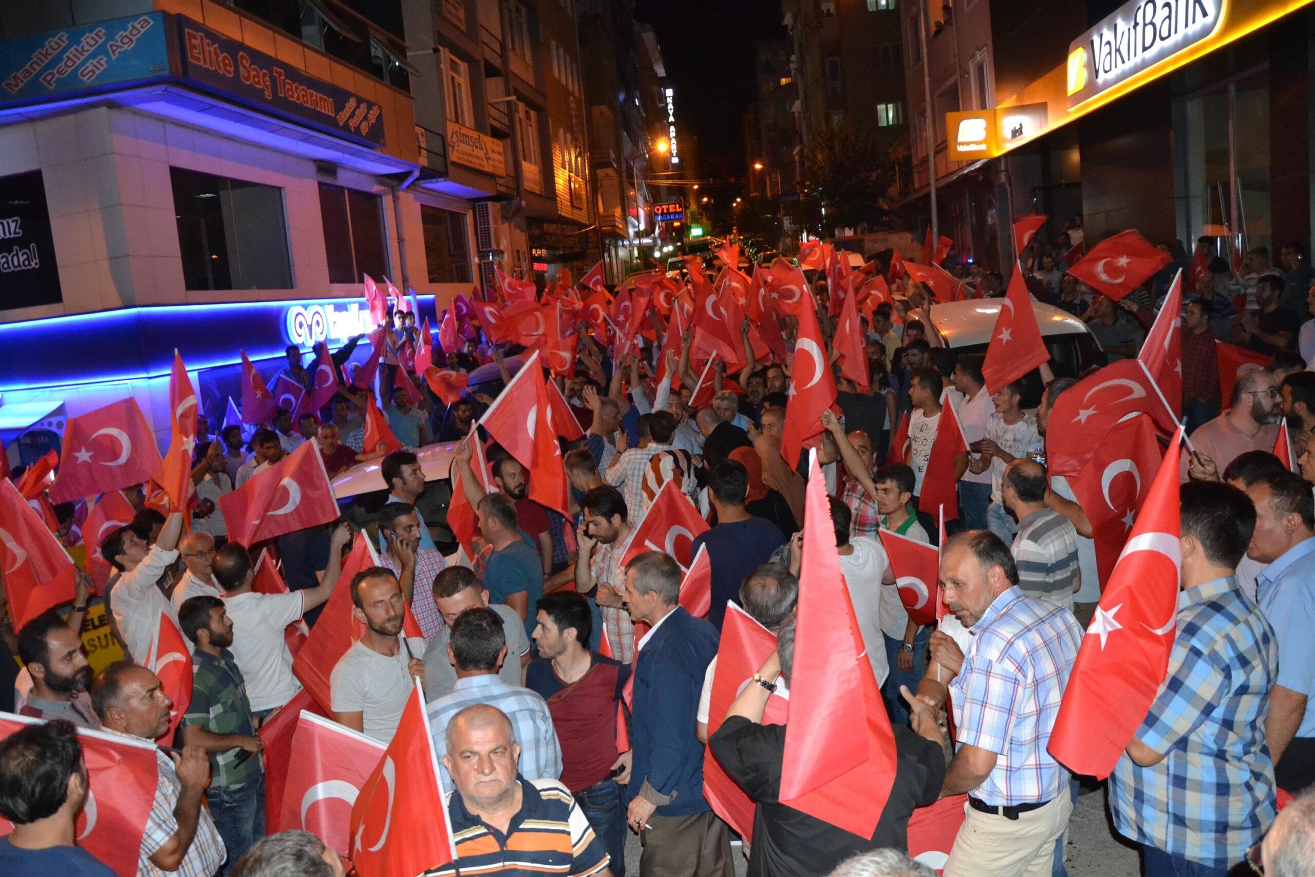 Bilecik 15 Temmuz 2016 AK Parti İl Başkanlı Önünde Toplanan Vatandaşlar