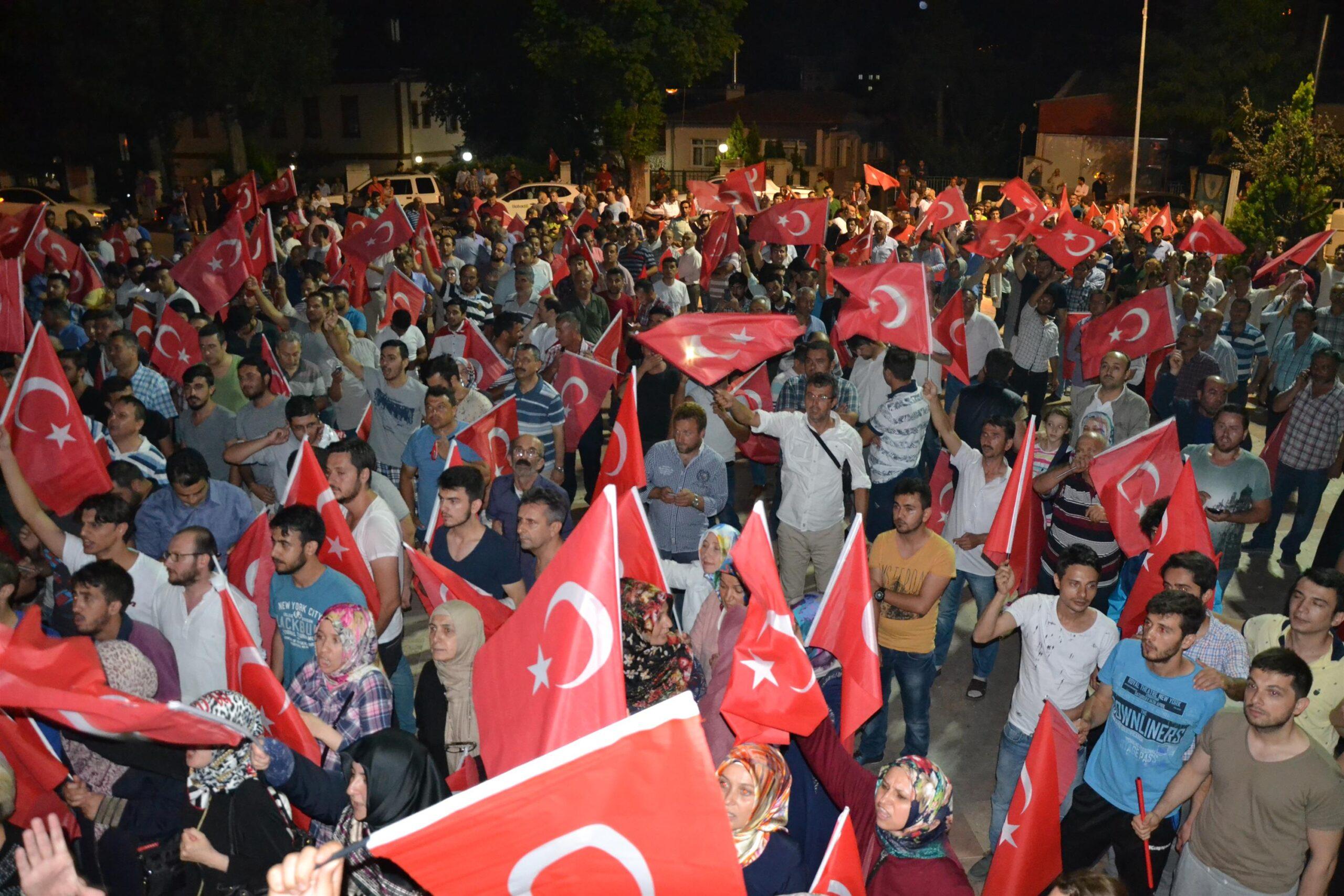 Bilecik 15 Temmuz 2016 Cumhuriyet Meydanında Toplanan Vatandaşlar