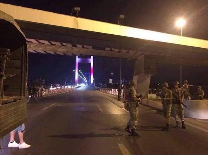 Köprüler askerler tarafından kapatıldı