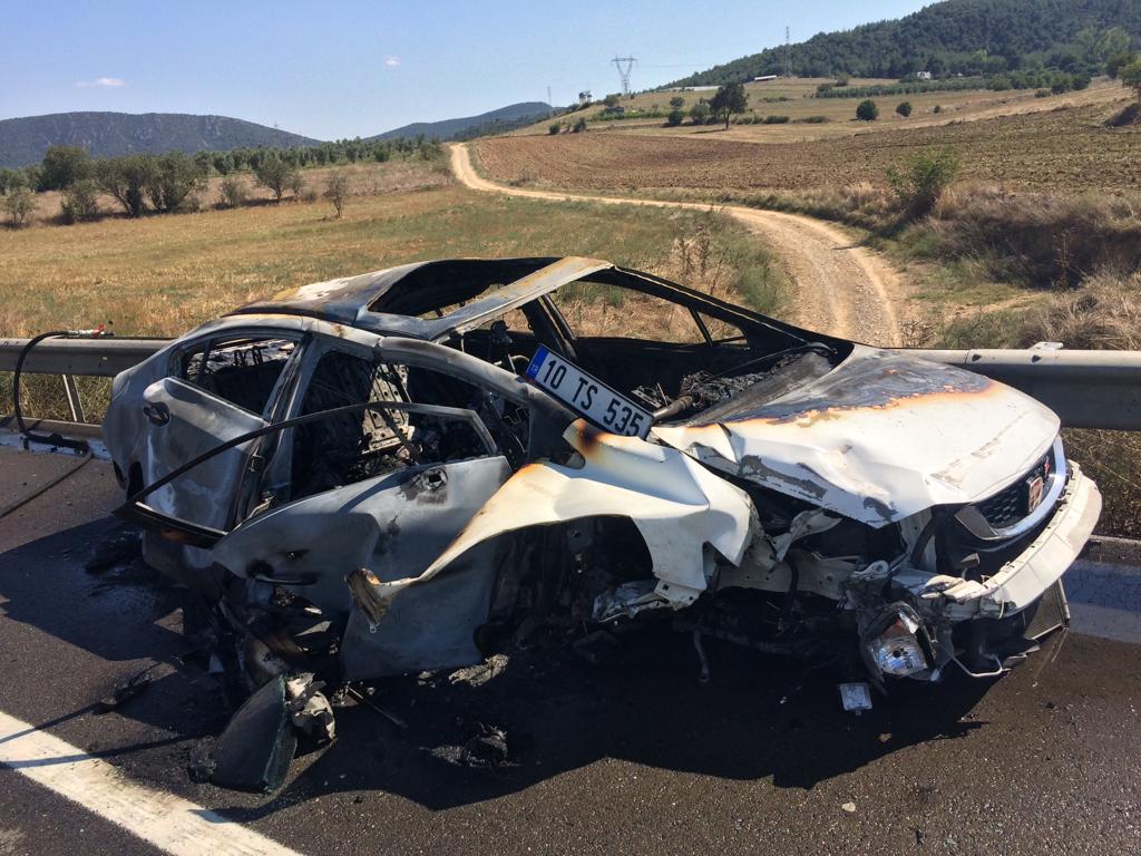 Osmaneli Selimiye Kavşağında Kaza Yapan Otomobil Alevler İçinde Kaldı 1