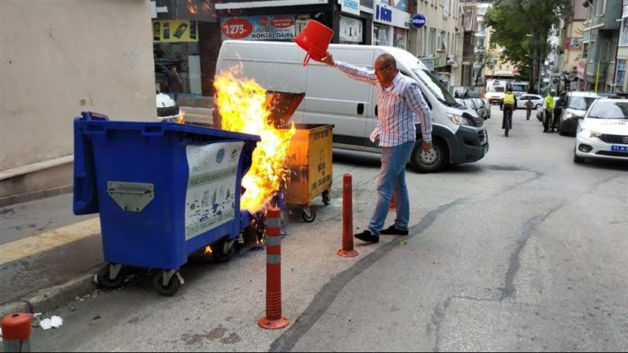 Bilecik'te Çöp Konteynerlerini Kim Neden Yakıyor Bilecik'te Çöp Konteynerlerini Kim Neden Yakıyor