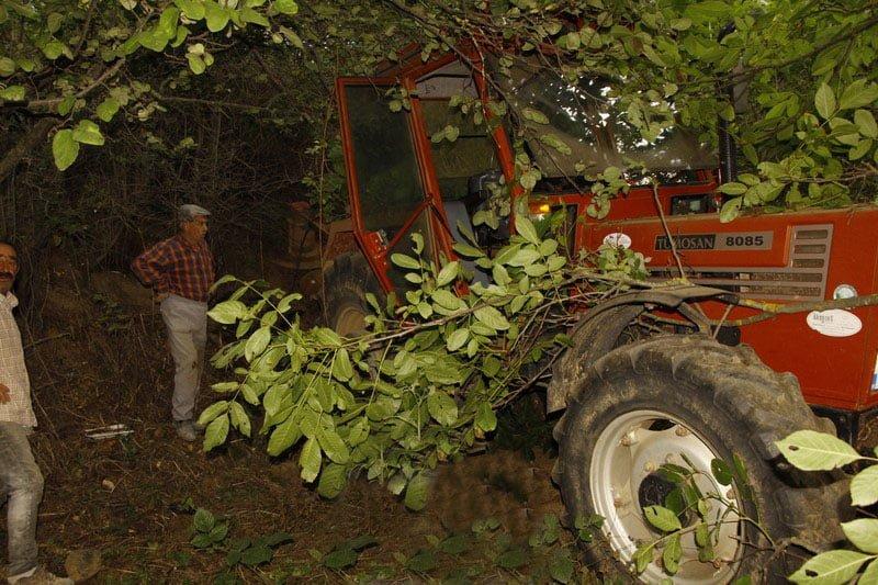 3 yasindaki cocuk traktor altinda kaldi (5)