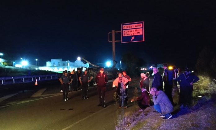 Minibüs Bariyerlere Çarptı, 1 ölü, 7 yaralı-5 Minibüs Bariyerlere Çarptı, 1 ölü, 7 yaralı-5