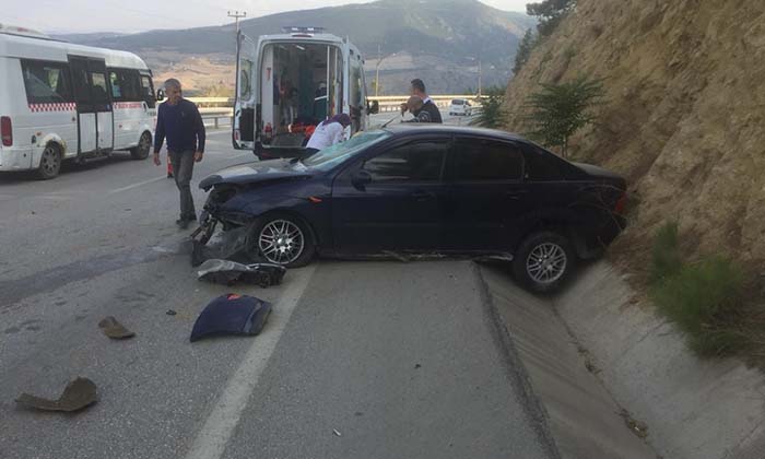 Bariyerlere Çarpan Otomobilde 2 Kişi Yaralandı-2