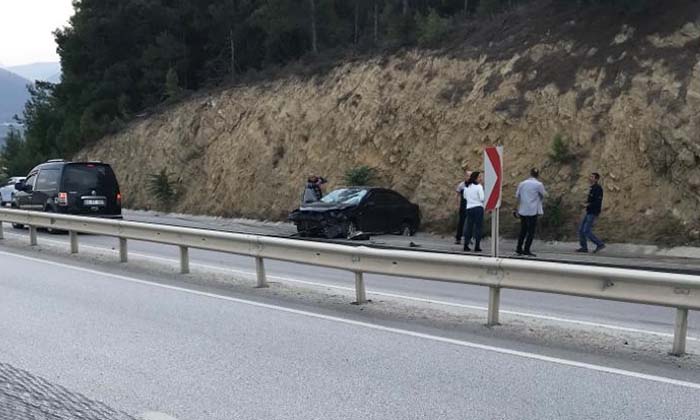 Bariyerlere Çarpan Otomobilde 2 Kişi Yaralandı-3