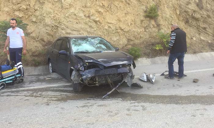 Bariyerlere Çarpan Otomobilde 2 Kişi Yaralandı-5