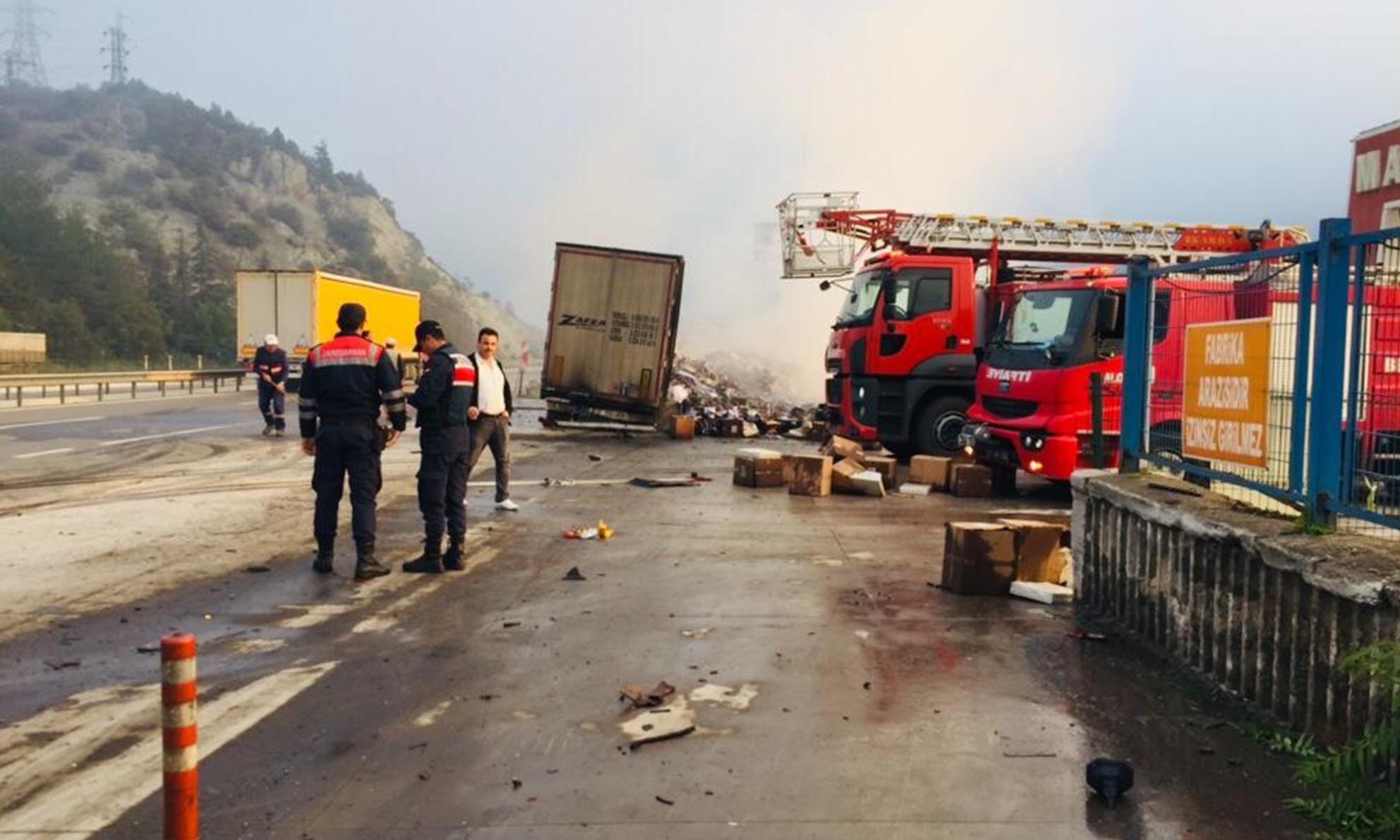 Bilecik'te Seyir Halindeki TIR'da Yangın Çıktı-7