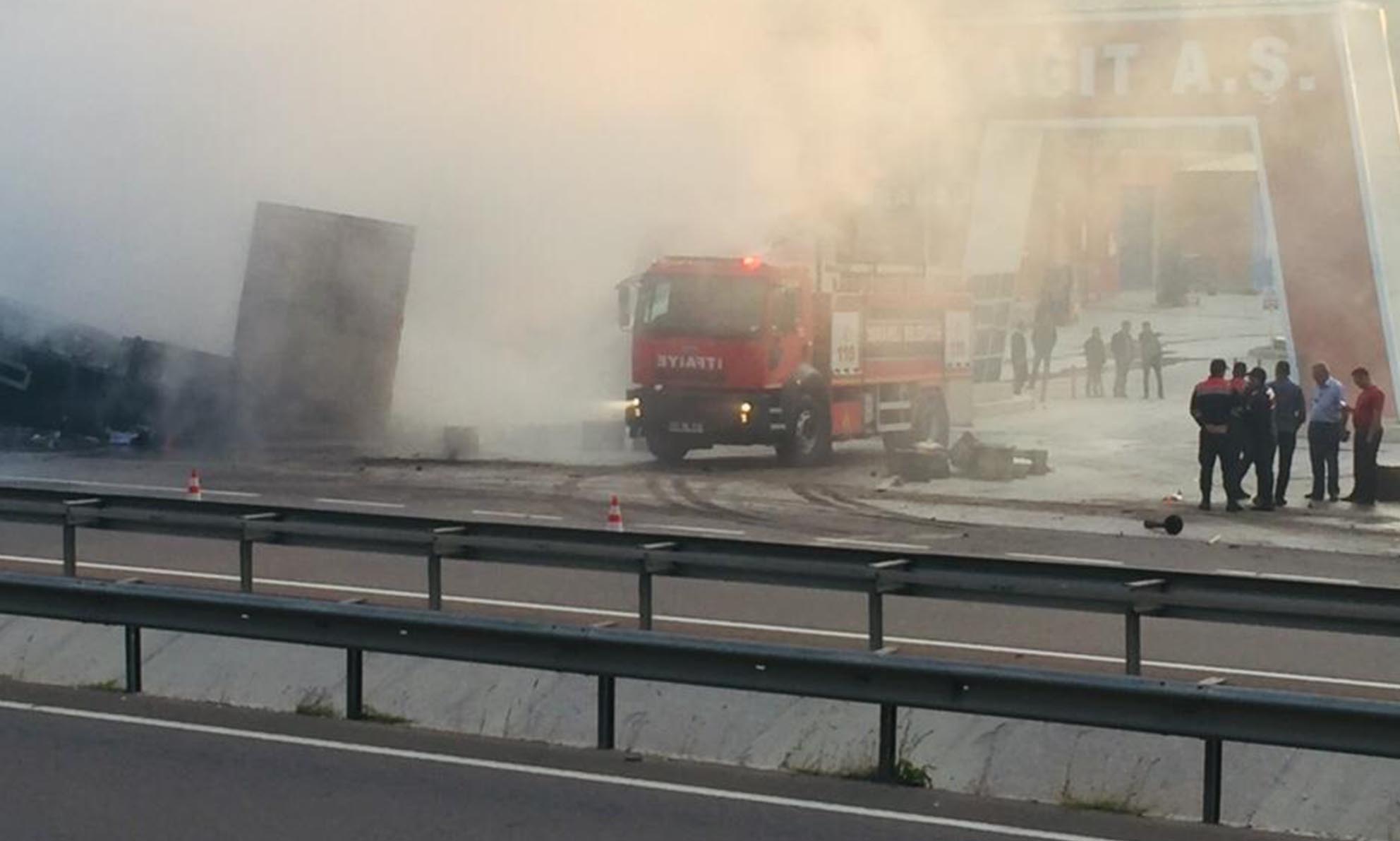 Bilecik'te Seyir Halindeki TIR'da Yangın Çıktı-4