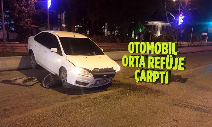 Bilecik’te Otomobil Orta Refüje Çarptı