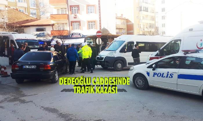Öğrenci Servisi İle Otomobil Çarpıştı