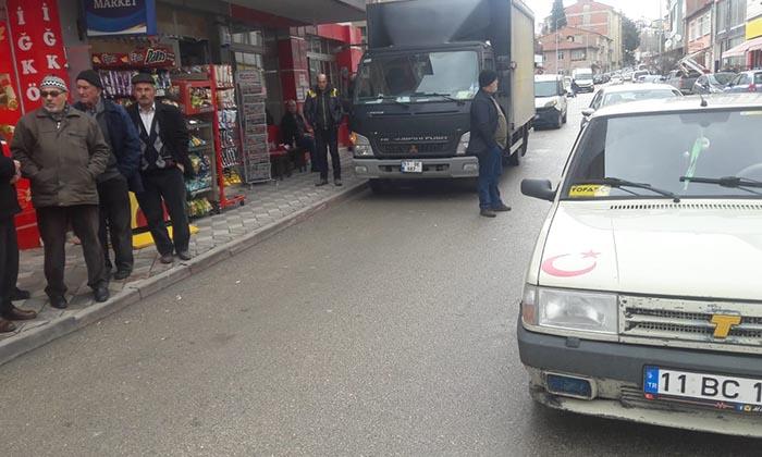 Park Halindeki Kamyonetin Önünden Yola Çıktı