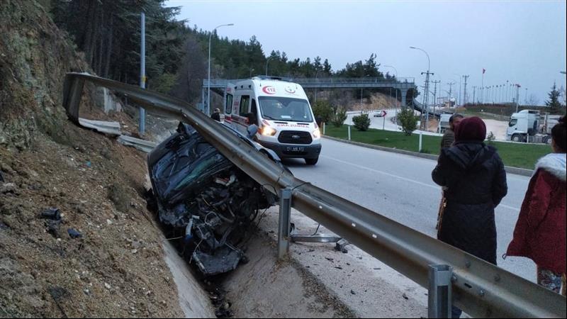 bilecik otomobil bariyerlere carpti haber (1)