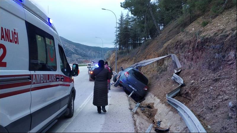 bilecik otomobil bariyerlere carpti haber (13)