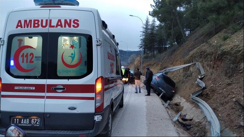 bilecik otomobil bariyerlere carpti haber (14)