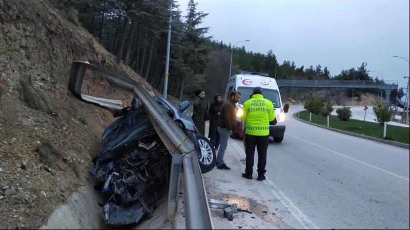 bilecik otomobil bariyerlere carpti haber (3)