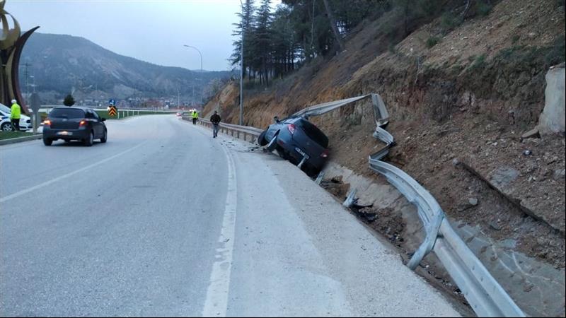 bilecik otomobil bariyerlere carpti haber (8)