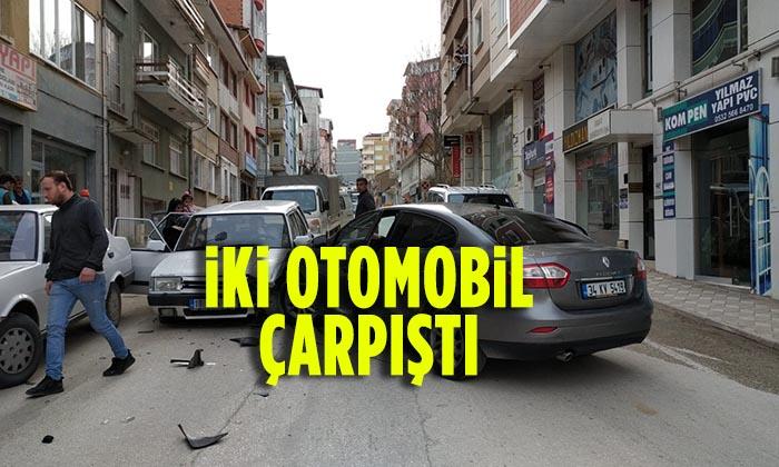 Dedeoğlu Caddesinde İki Otomobil Çarpıştı