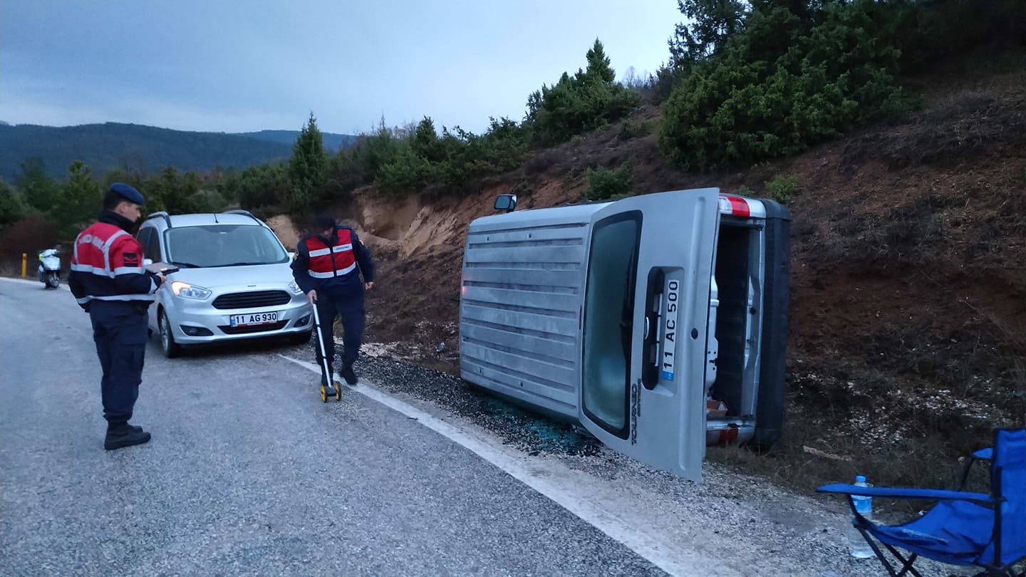 devrilen kamyonette can pazari-bilecik-ilaybey koyu cikisi (1)