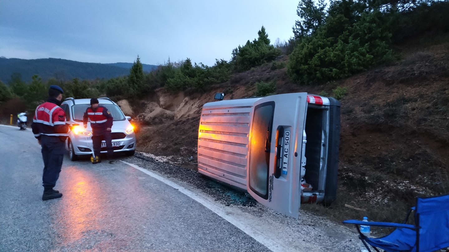 devrilen kamyonette can pazari-bilecik-ilaybey koyu cikisi (2)