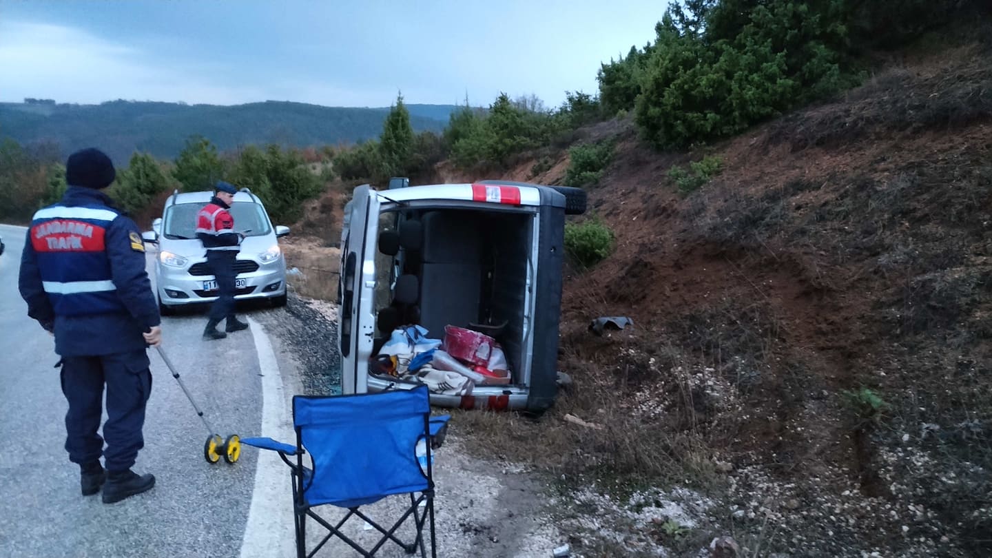 devrilen kamyonette can pazari-bilecik-ilaybey koyu cikisi (5)