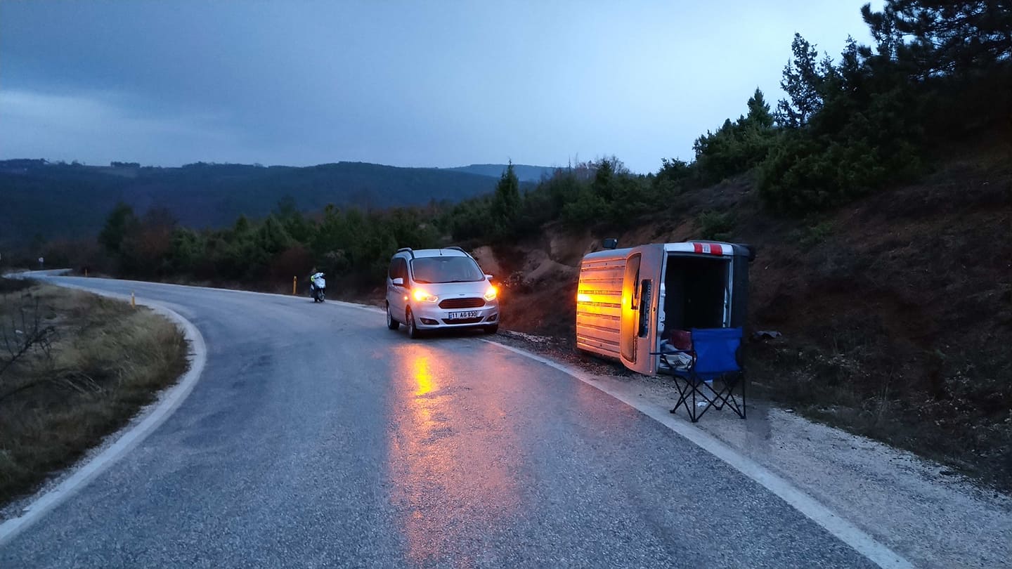 devrilen kamyonette can pazari-bilecik-ilaybey koyu cikisi (6)