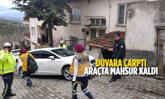 Duvara Çarptı, Aracın İçinde Mahsur Kaldı