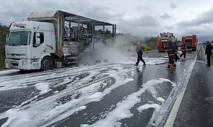 Bilecik’te Tiner Yüklü TIR Yandı