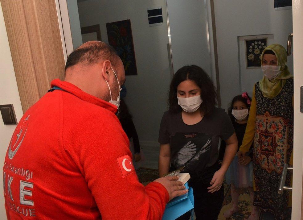 Bilecik Valisi Bilal Şentürk, kitap ve hediyeler gönderdi