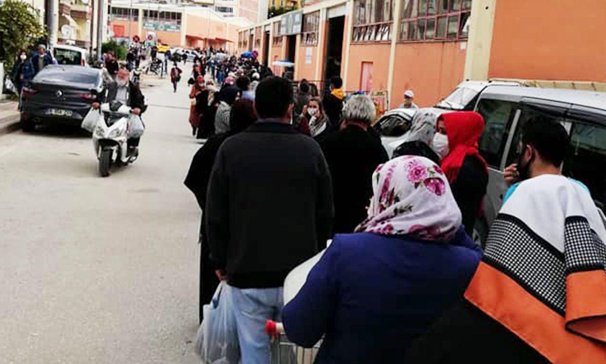 Sosyal Mesafeyi Ne Güzel İhlal Ediyoruz. Bilecik'te dün kapalı pazarda kurulan pazartesi pazarından bu görüntüler, sosyal mesafe anlayışımız muazzam